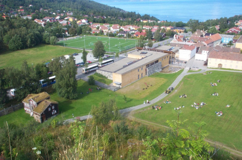 Ludziki na trawniku, czyli studenci z całego świata :) +trawa na dachu po lewej