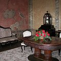 Salon Chiński - Meble w salonie reprezentuja trzy style: wiedeński zegar i sekretarzyk to klasycyzm, krzesła, fotel i kanapa - neorokoko, a dwa stoliki konsolowe - empir. #Książ #Zamek #Wałbrzych