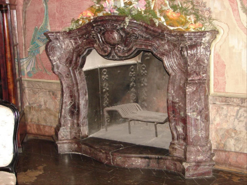 Salon Chiński - barokowy kominek wykonany jest z autentycznego czerwonego marmuru. #Książ #Zamek #Wałbrzych