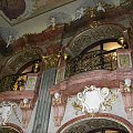 Trzy balkoniki na drzwiami służyły jako miejsce dla dworskiej kapeli, a dwa boczne sa częscia górnych apartamentów. #Książ #Zamek #Wałbrzych