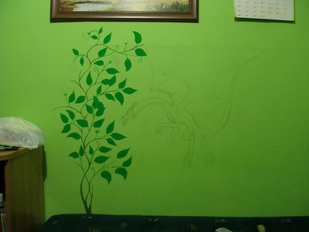Pierwszy dzień malowania ściany. Na razie pierwsza warstwa na liściach, jeszcze będzie trzeba je podmalować z lekka, no i jeszcze kwiatki pomalować. Zajęło mi to około 4 i pół godziny... Czarno to widzę...