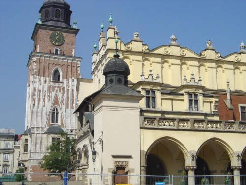 Krakowskie sukiennice, wieża ratuszowa #Kraków #Miasto #Wawel #Sukiennice