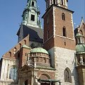 Budynek katedry zwieńczaja wieże. Od strony północnej wieża Zygmuntowska, na której znajduje się słynny dzwon Zygmunt . Wieża zegarowa jest wyższa od niej, nakryta barokowym hełmem. Trzecia wieża to wieża Srebrnych Dzwonów. #Kraków