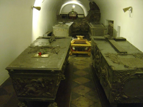 Groby królewskie w podziemiach Kaplicy Zygmuntowskiej #Kraków #Miasto #Wawel #Sukiennice