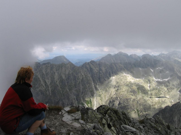 Na pierwszym planie: Ela, mury Chrubego, a w slońcu Wyżni Teriański Staw, Bystry Przechód #GóryTatry