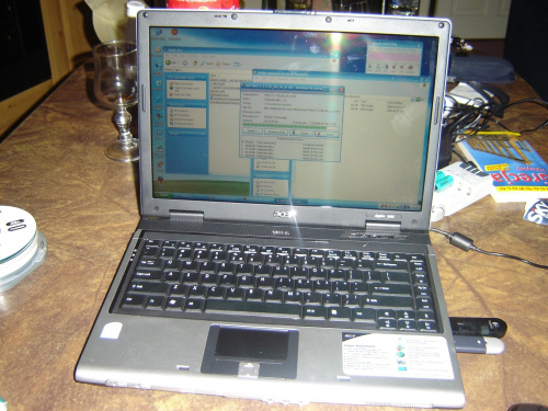 Tak właśnie wygląda mój nowiusienki laptop ;-) aż slinka cieknie ;-) Pentium 1500 Mhz, 1 GB RAM DDR2, 120 GB HDD, Wireless LAN, DVD-RW Double Layer itd ;-)