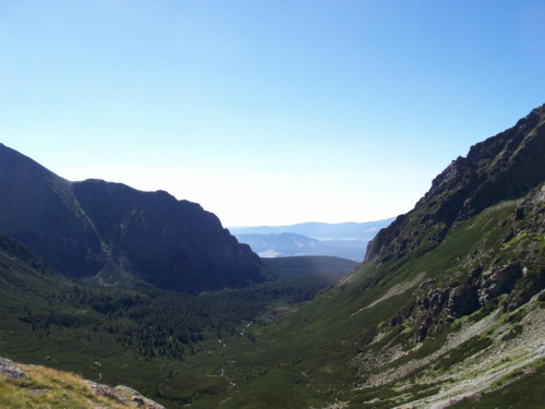 widok z progu stawu hińczowego,
daleko w słońcu widoczne niskie tatry