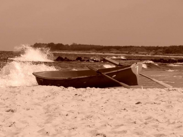 Fotki Darłówko 2006 #morze #łódka #łódź #plaża #sepia