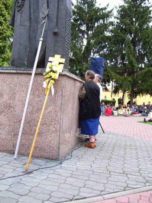 Jedni zasłuchali się w homilię pod pomnikiem O. Honorata,...