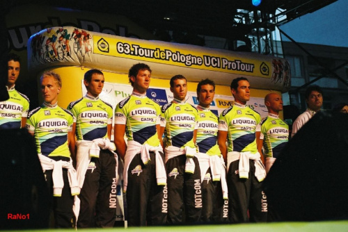 Prezentacja drużyn startujących w Tour de Pologne Pl.Teatralny Warszawa 3 września 2006r. Grupa Liquigasów