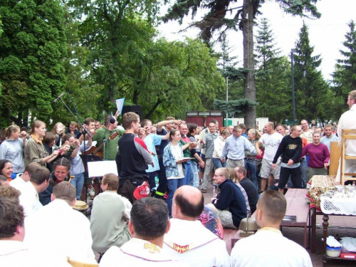 Dziękczynienie Jezusowi za Jego miłość i obecność w Eucharystii porwało nas do tańca.