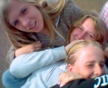 2005-09-28 Spotkały się 3 blondynki =P Oto moje kochane przyjaciółki Marta, Moniszka i Kirla =*