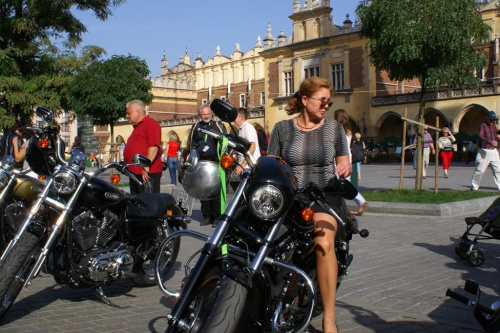 Harley Davidson na Krakowskim Rynku
07 września 2006 #Harley #Davidson #Kraków