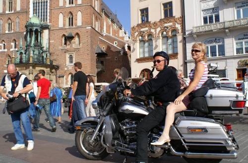 Harley Davidson na Krakowskim Rynku
07 września 2006 #Harley #Davidson #Kraków