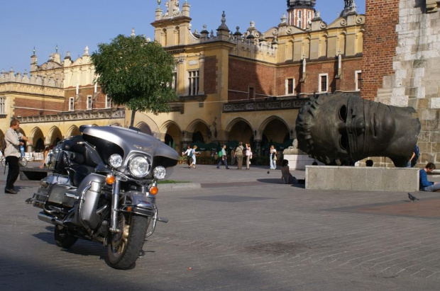 Harley Davidson na Krakowskim Rynku
07 września 2006 #HarleyDavidson #Kraków #Harley #sukiennice