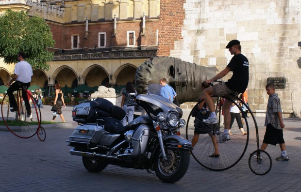 Harley Davidson na Krakowskim Rynku
07 września 2006 #HarleyDavidson #Kraków #Harley #sukiennice