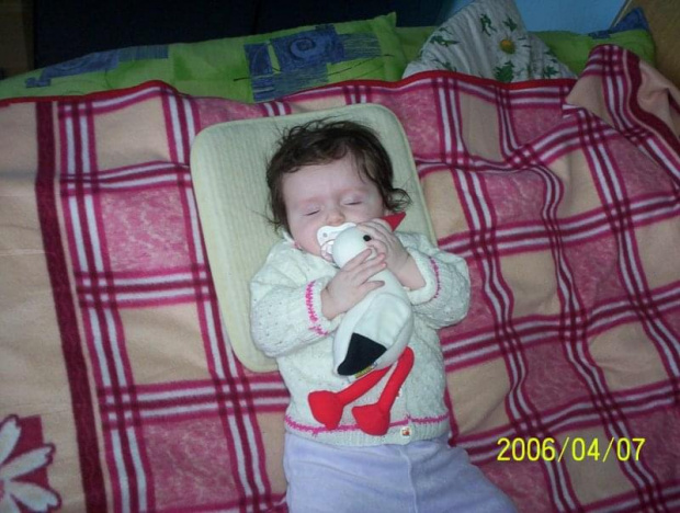śpię z bociankiem, który mnie przyniósł ;-) #LiwciaIBociek