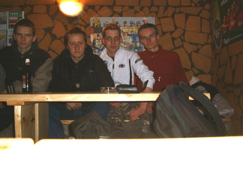 w pewnym barze o zapomnianej nazwie, od lewej jak zwykle Tomek, Piotrek, Tomek i ja :-)