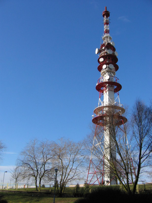 Wyższa z dwóch wież.Ta ma ok.128 metrów wysokości i została wybudowana w roku 1993.