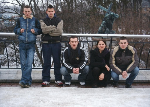 część klasy od lewej Piotrek, Tomek, Łukasz, Anka i Łukasz ujecie trzecie :-)