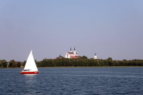 panorama z jeziora na klasztor