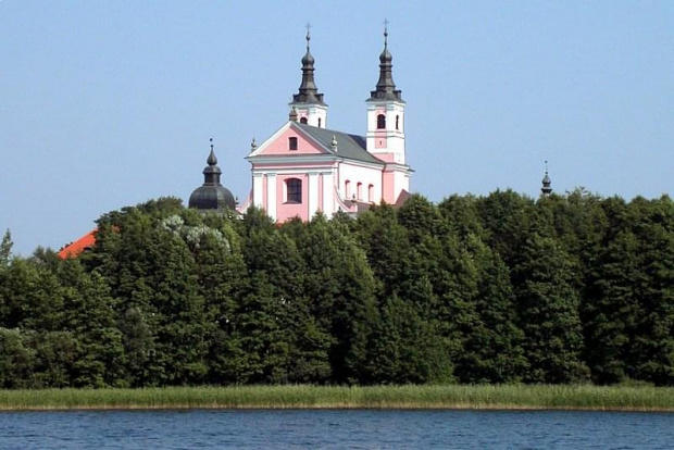 widok z jeziora na klasztor