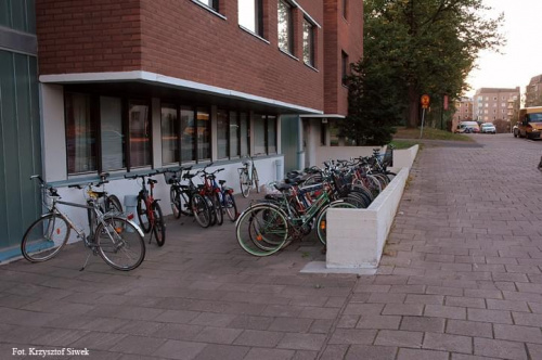 Rauma. Dzielnica w centrum miasta. Rowerów nikt nie zabezpiecza przed kradzieżą.