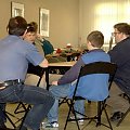 Klubowicze w trakcie gorącej debaty