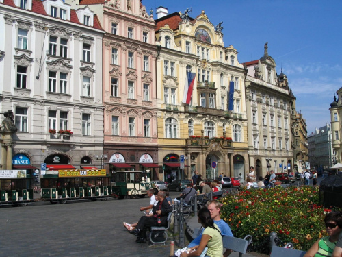 Przepiękne... Budynek z flagami to ministerstwo odnowy Pragi