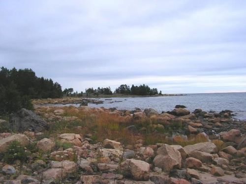 Kamienista plaża w rezerwacie Gnarpskaten