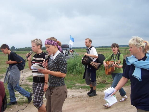 śpiewaja aż miło...Kaska i Kamilka przy mikrofonie...a za nimi człapie z gitara Agatka...no i oczywiście widac jeszcze Ulke...Łukasza...no i co ja widze fragment Jajecznicy sie pojawił...Tomek...chyba nas polubił:D