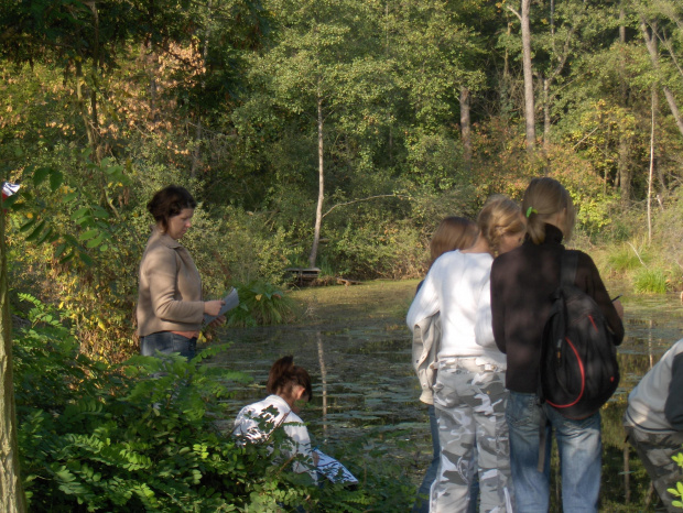 W dniu 28 września 2006 roku klasa 3 Technikum Architektury Krajobrazu wyruszyła na wycieczkę Śladami młynów na Śwince. Była to okazja do ćwiczenia szkickowania i nazbierania grzybów. Super fot. Maria Sokołowska i Marek Jóźwik #Sobieszyn