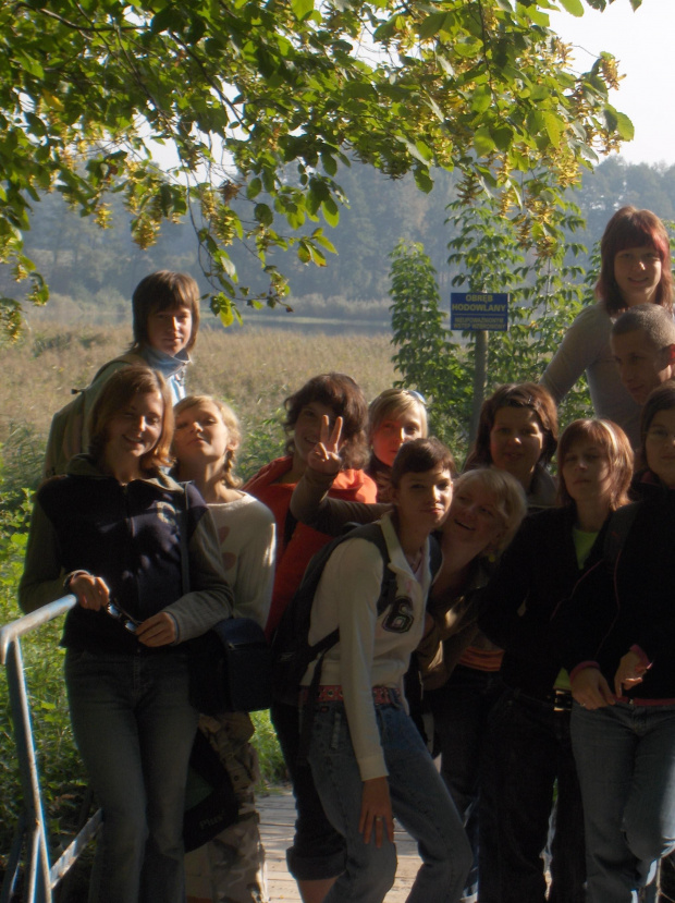 W dniu 28 września 2006 roku klasa 3 Technikum Architektury Krajobrazu wyruszyła na wycieczkę Śladami młynów na Śwince. Była to okazja do ćwiczenia szkickowania i nazbierania grzybów. Super fot. Maria Sokołowska i Marek Jóźwik #Sobieszyn