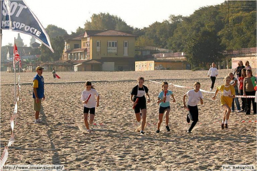 Sztafetowe Biegi Przełajowe po plaży w Sopocie. Organizator sopocki MOSiR #Sp9WSopocie