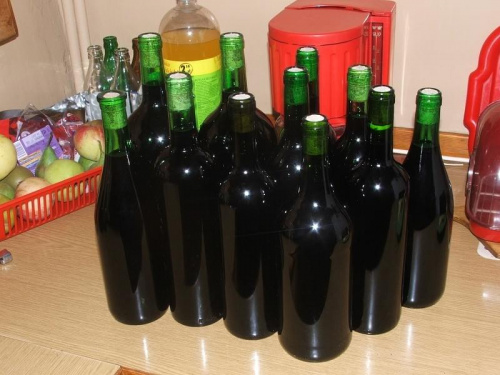 Wino z wiśni tuż po rozlaniu do butelek - 20.09.2006 #wino #butelka #butelki #wiśnie