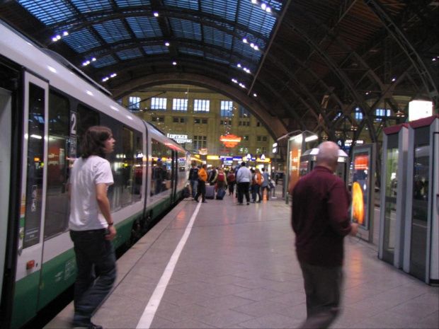 Stacja Kolejowa w Lipsku, z pasażem handlowym. #Liepzig #train