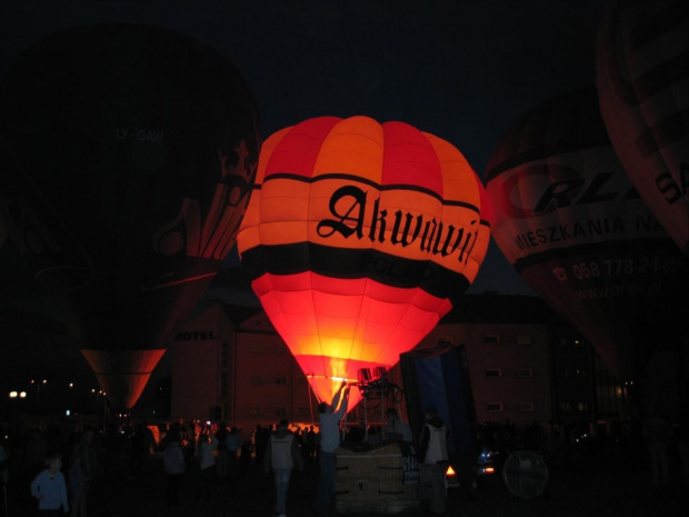 Nocny pokaz balonów podczas XV Balonnowego Pucharu Leszna