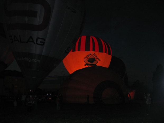 Nocny pokaz balonów podczas XV Balonnowego Pucharu Leszna