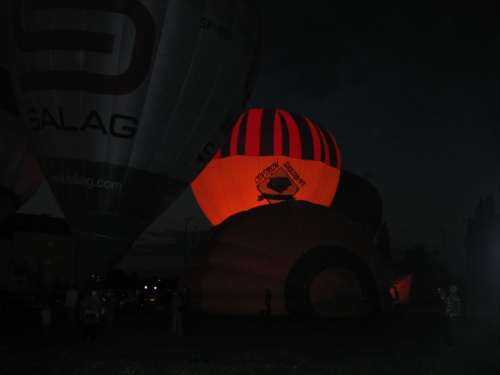 Nocny pokaz balonów podczas XV Balonnowego Pucharu Leszna