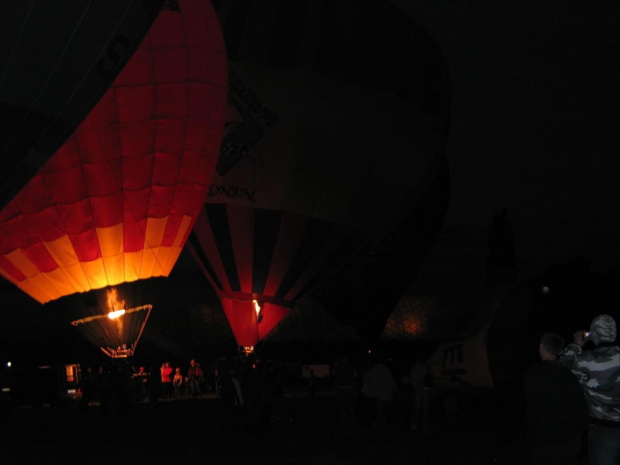 Nocny pokaz balonów podczas XV Balonnowego Pucharu Leszna