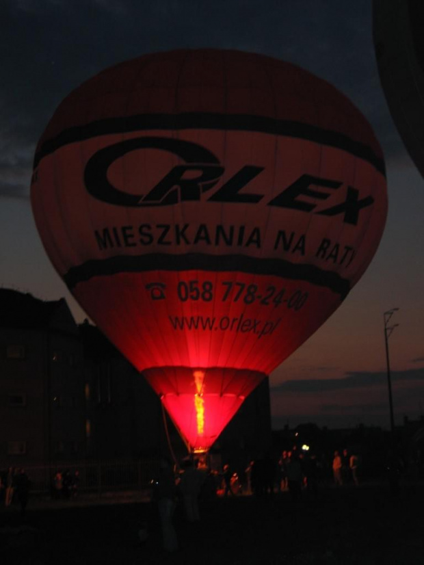 Nocny pokaz balonów podczas XV Balonnowego Pucharu Leszna