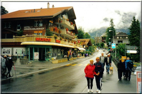 Deszczowe uliczki Grindelwaldu.