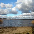 opustoszały plaże nad jeziorem