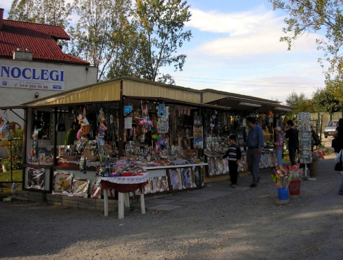 Łagiewniki. Stragany pod Sanktuarium.