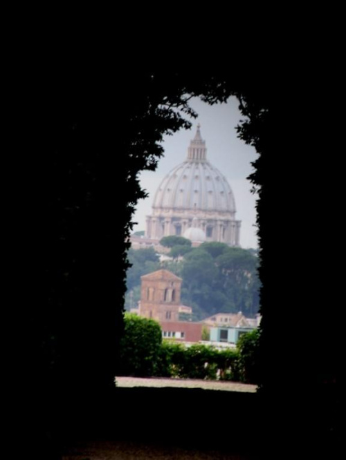 Kopuła bazyliki sw. Piotra sfotografowana przez dziurkę od klucza, zamkniętej na głucho, bramy pl. Maltańskiego (wzgórze Aventino)