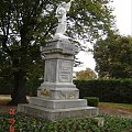 Acheres - zabytek ku pamięci poległych w 1. i 2. Wojny wiatowej oraz w bojach o Algierii lub Indochiny, Przypomina taki sam zabytek w Acheres-La Foret (77)