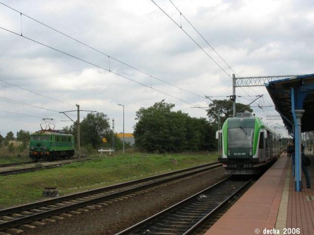 Już na peronie 2, a obok odpoczywa EU07-138