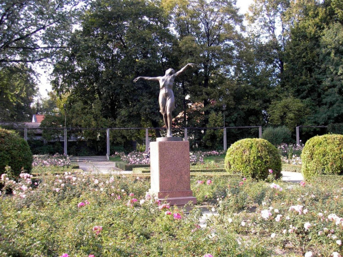 Posąg "Tancerki" w ogrodzie różanym w Parku Skaryszewskim