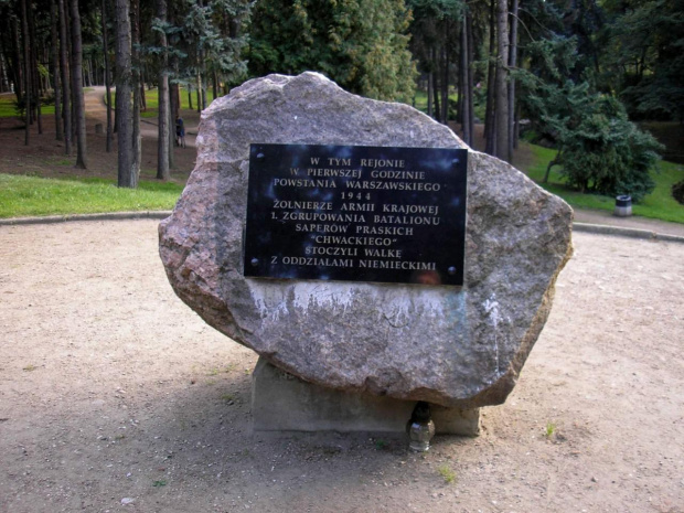 W tym rejonie w pierwszej godzinie Powstania Warszawskiego 1 Zgrupowania Batalionu Saperów Praskich "˝Chwackiego" stoczyli walkę z oddziałami niemieckimi.