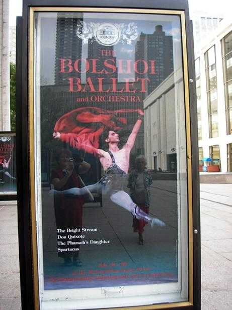 Lincoln Center Tu znajduje się słynna Metropolitan Opera, obok niej mniej znana na świecie ale wcale nie gorsza Opera Nowojorska. Tu znajdują się sale koncertowe. Plakat reklamuje występy moskiewskiego Teatru Bolszoj. A w szkle tej witrynki odbijają si...